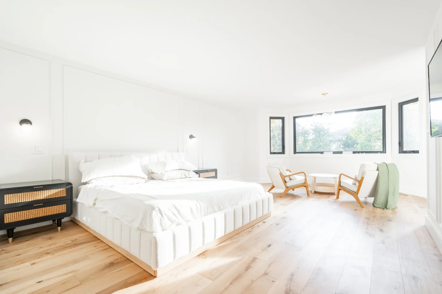 Bright renovated master bedroom near Newmarket